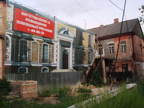 Мэрия Херсона ко Дню города закрывает упавшие дома билбордами