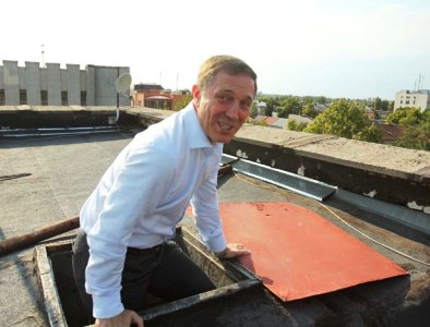 Мэр Херсона презентовал арт-путеводитель по городу на крыше мэрии