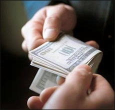 У задержанного за взятку военного комиссара Цюрупинского района в кабинете нашли 8 тыс. долл. и 10 тыс. грн.
