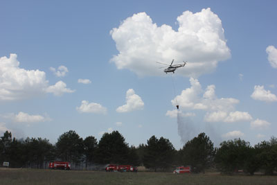 На Херсонщине во время учений по борьбе с лесными пожарами на лес лили воду с вертолета