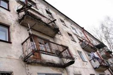 В Новой Каховке самоубийца, выпрыгнувший с 4 этажа, остался жив, зацепившись за шпингалет окна