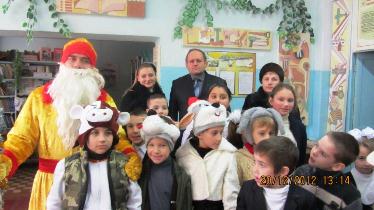 Руководство ХМЗ поздравило учеников подшефной школы с Днем Святого Николая