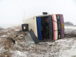 Возле Чулаковки перевернулся рейсовый автобус «Эталон» - один человек погиб, еще 14 травмированы