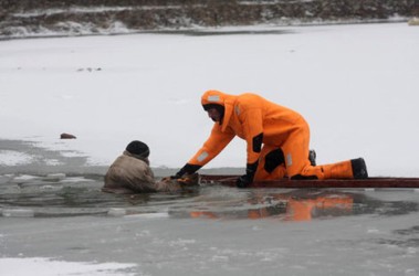 На Кардашинском песчаном карьере спасатели вытащили живым провалившегося под лед рыбака