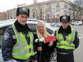 8 марта в Херсоне работники ГАИ дарили автолюбительницам цветы