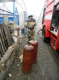 В Каховке спасатели ГСЧС предотвратили взрыв баллонов с газом