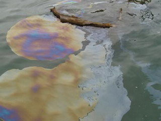 Неизвестное судно загрязнило нефтепродуктами Днепр возле Каховской ГЭС