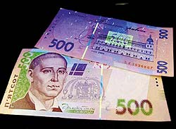 Невнимательному херсонцу жулик подсунул фальшивую купюру в 500 гривен