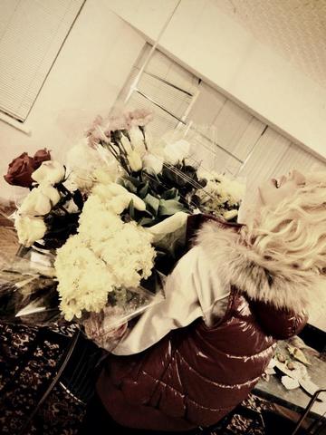 Певицу Светлану Лободу после концерта в Херсоне завалили цветами