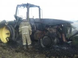 В поле возле Кирова сгорел трактор
