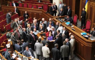 Оппозиция опять блокирует трибуну парламента, а Рыбак обещает рассмотреть бюджет на 2014 год в четверг