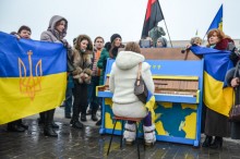 Херсонский Евромайдан присоединился к всеукраинской акции с уличным пианино