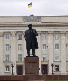 Херсонская общественность предлагает продать коммунистам памятник Ленина , а деньги направить в бюджет