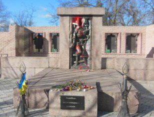 В Херсоне отмыли от краски вандалов памятник жертвам политических репрессий