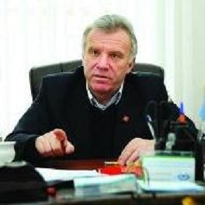 Экс-министр образовани Николаенко отсудил у экс-мэра Геническа Пинаева 3 тыс. грн.