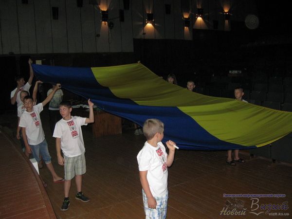 На День конституции в Геническе поднимут большой государственный флаг