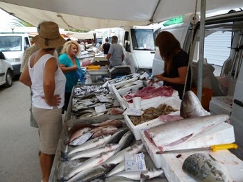 В Каховке от вида "живой" рыбы на рынке покупатели приходят в ужас