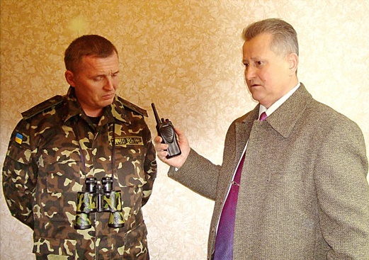 Ветераны МВД приобрели коллеге, воюющему на Донбассе, радиостанцию и бинокль