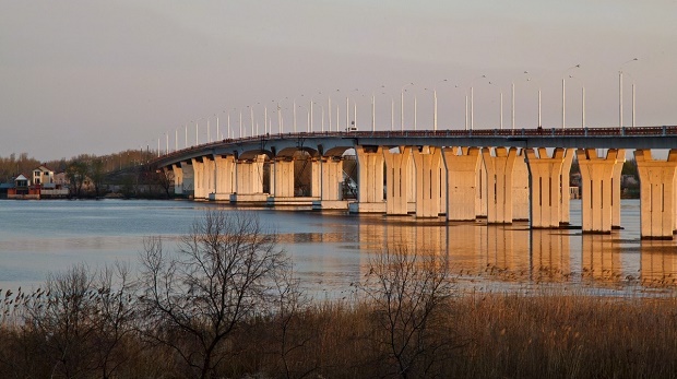 Милиция охраняет мост через Днепр используя буксир "Ярославец"