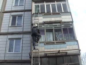 Новокаховские спасатели освободили из квартирного «плена» малолетнего ребенка