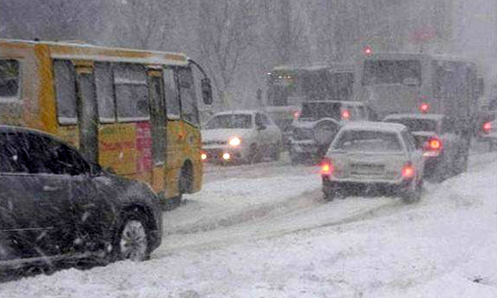 Из-за снегопадов херсонские дорожники перешли на круглосуточный режим работы