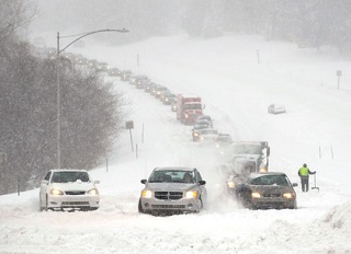 Из снежных заносов на дорогах извлекли почти 500 автомобилей
