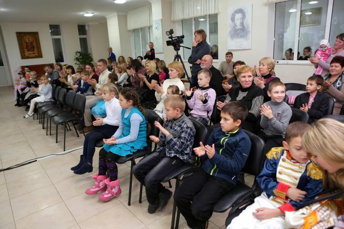 В Школе гуманитарного труда  с днем  Святого Николая поздравили детей херсонских пограничников 