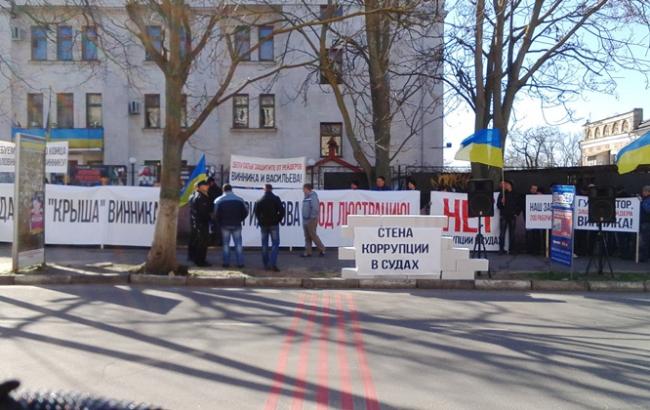 Работники "Энерджи продакт" митингуют возле Херсонского хозсуда. Протестуют против наредпа Винника и судьи Гридасова