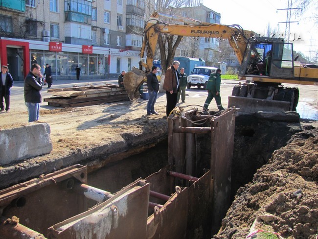На ул. Черноморской восстановление канализационного коллектора осложнено найденными полостями