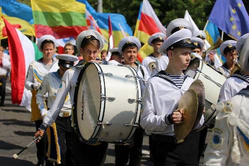 Херсонщина праздничным шествием отметила День Европы в Украине