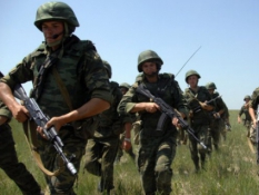 Российских солдат гоняют вдоль выезда из Крыма