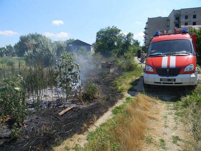 Пожарные ликвидировали пожар на ул. Горняков в Каховке