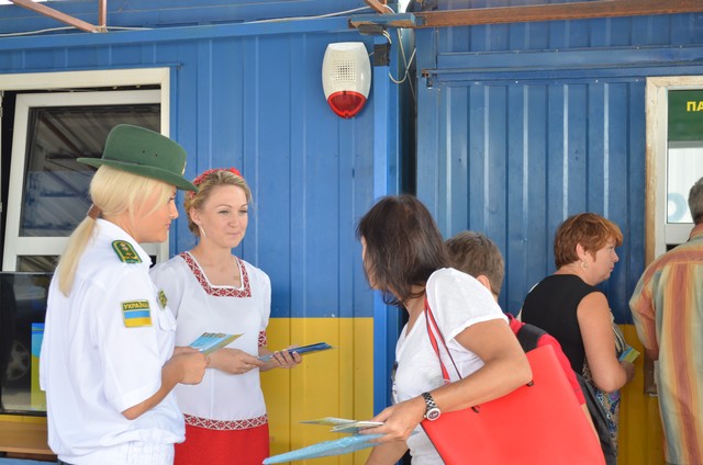 Херсонские пограничники устроили праздник для крымчан