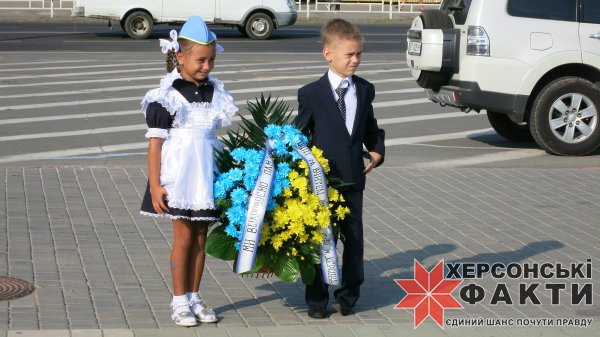 Первокласники гимназии №20 принесли цветы к памятнику «Небесной Сотне»