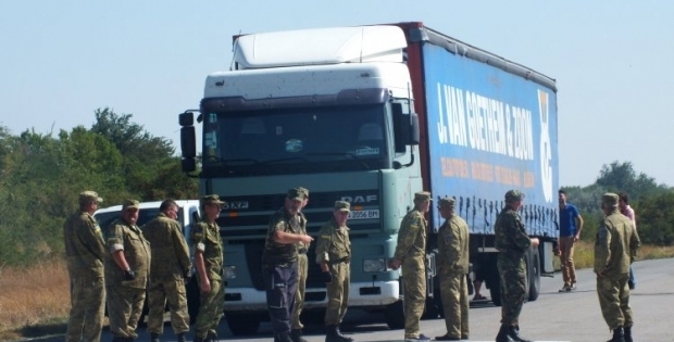 Украина не пропускает загруженные фуры из оккупированного Крыма на территорию материка