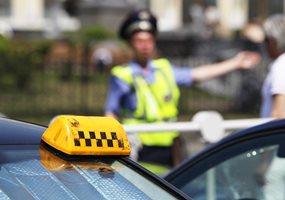 В Херсоне копам приходится защищать таксистов от пассажиров