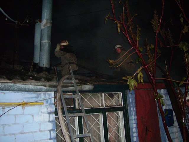 В Херсоне пожарные потушили частный дом и сарай. Из огня вынесли пенсионерку