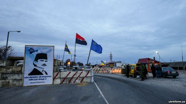На Чонгаре активисты не позволили перевезти в Крым 40 кг меда и 500 кг стирального порошка