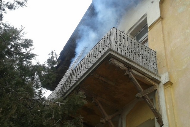 В центре Херсона пожарные потушили возгорание в заброшенном здании