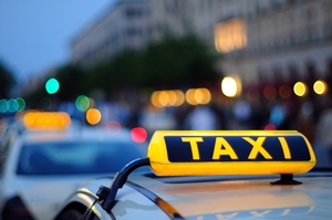 Полиция ищет грабителя, который напал на таксиста