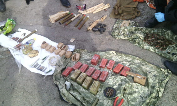 На посту в Чернобаевке в автомобиле "Таврия" сотрудники полиции обнаружили арсенал боеприпасов