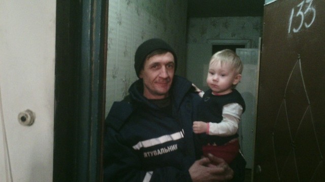 В Цюрупинске спасатели помогли молодой маме попасть в квартиру, где закрылся ребенок
