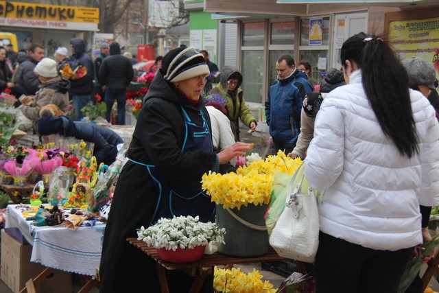 В Херсоне активно торгуют первоцветами