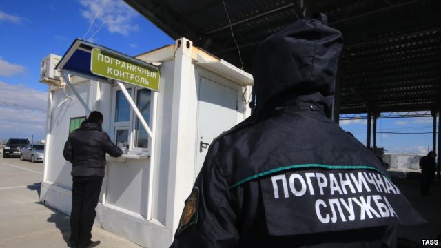 Трем крымским татарам из Херсонской области запретили въезд в Крым на 5 лет