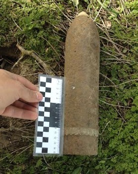 Житель Тавричанки выкопал снаряд