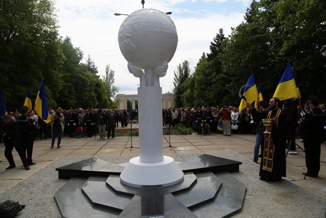 Жители Херсонщины установили памятник жертвам Чернобыльской катастрофы