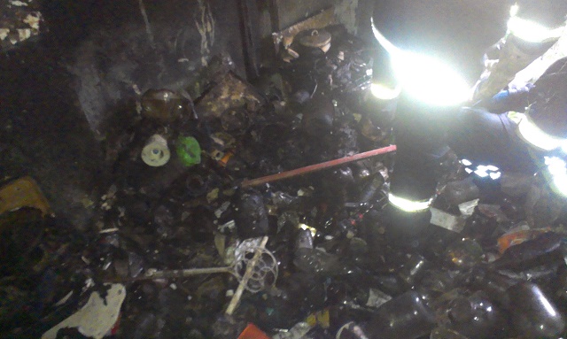 Попасть в горящую квартиру с трупом херсонским спасателям мешала куча мусора