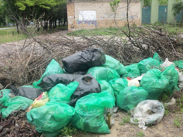 В Корабельном районе Херсона не вывозят мусор, провоцируя создание стихийных свалок