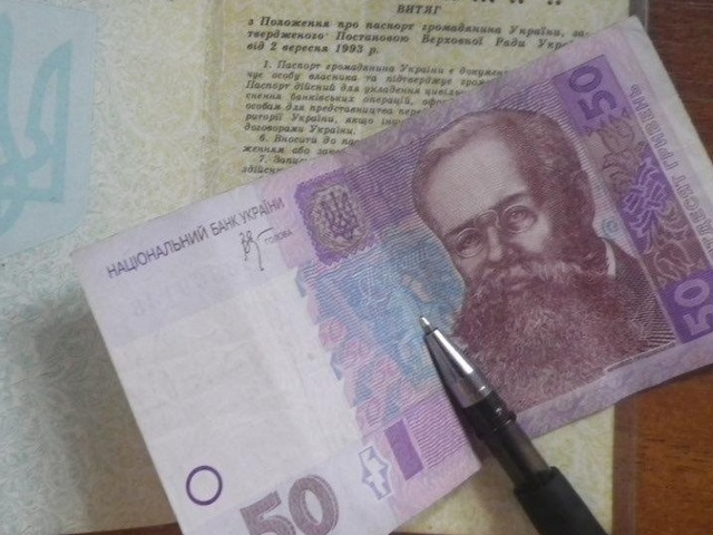 На Чонгаре сразу трое украинцев "забыли" взятки в паспортах