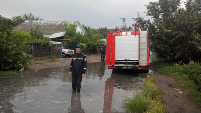 В центре Олешек подтопило дома на нескольких улицах